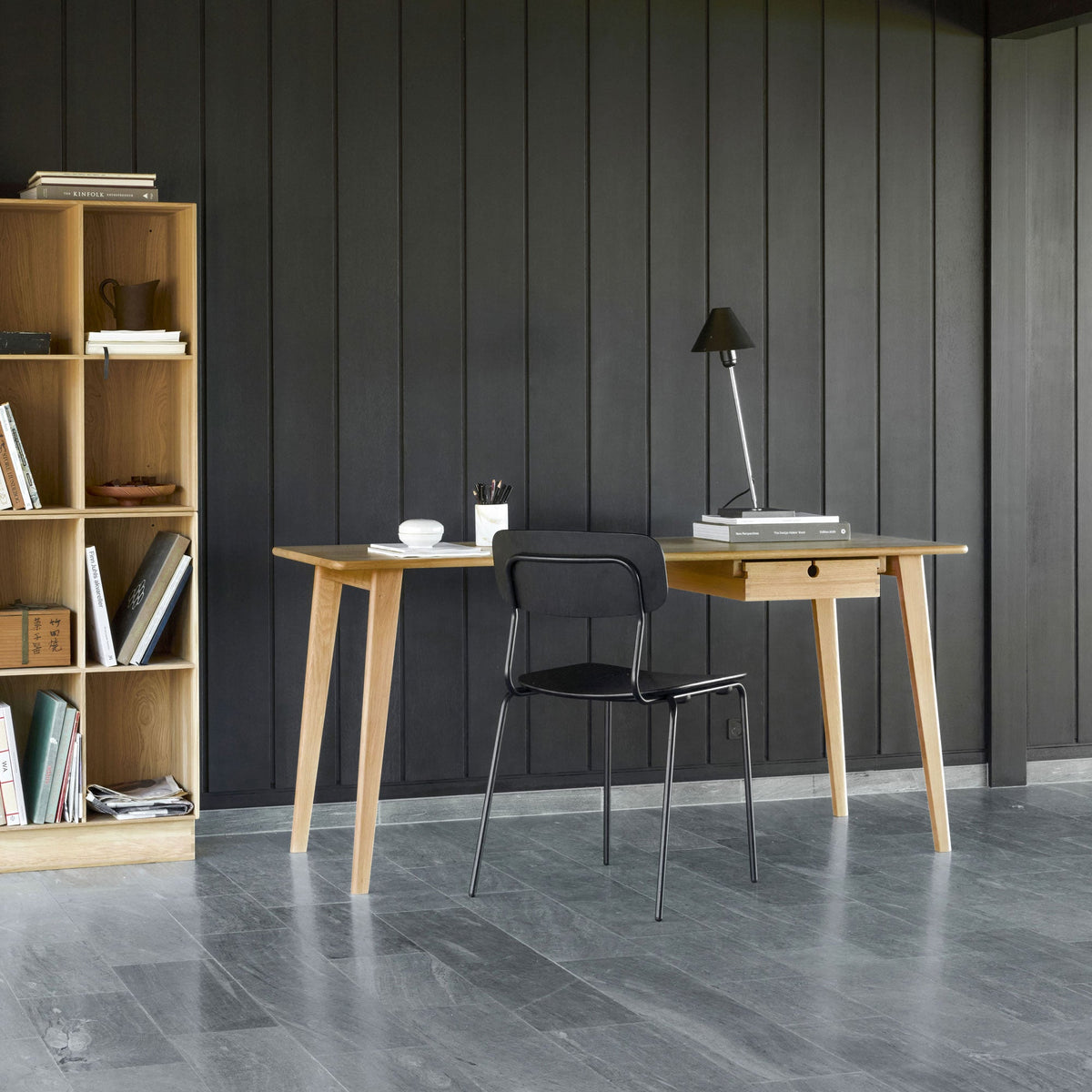 J58 Lænestol designet af Poul Volther og B98 Bogkasser designet af Morgens Koch