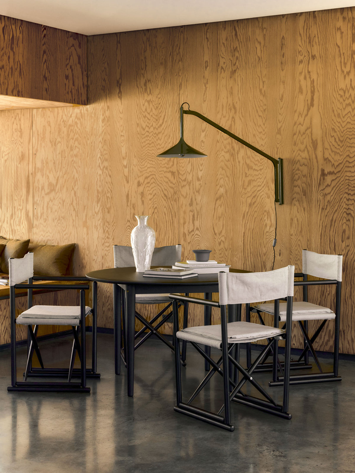 J138 Foldestol designet af Erik Ole Jørgensen sort, U18 Hasle lampe designet af Laura Lange og C62E Bjørk spisebord designet af Unit10