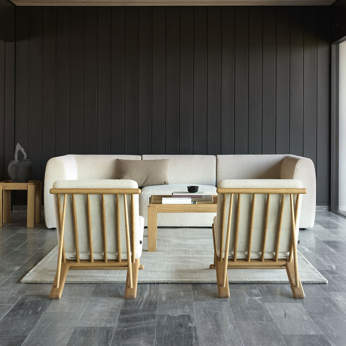 C35CH spisebord designet af Poul Vlther, J27 skammel designet af Børge Morgensen