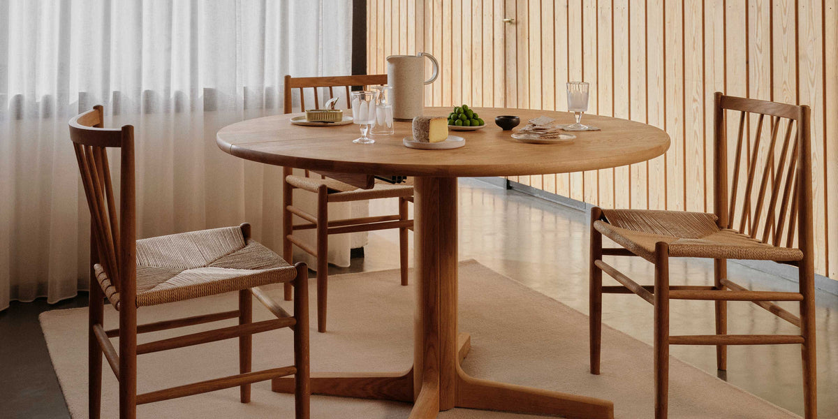 Holmen spisebordstol designet af Jakob Thau og C35C spisebord designet af Poul Volther