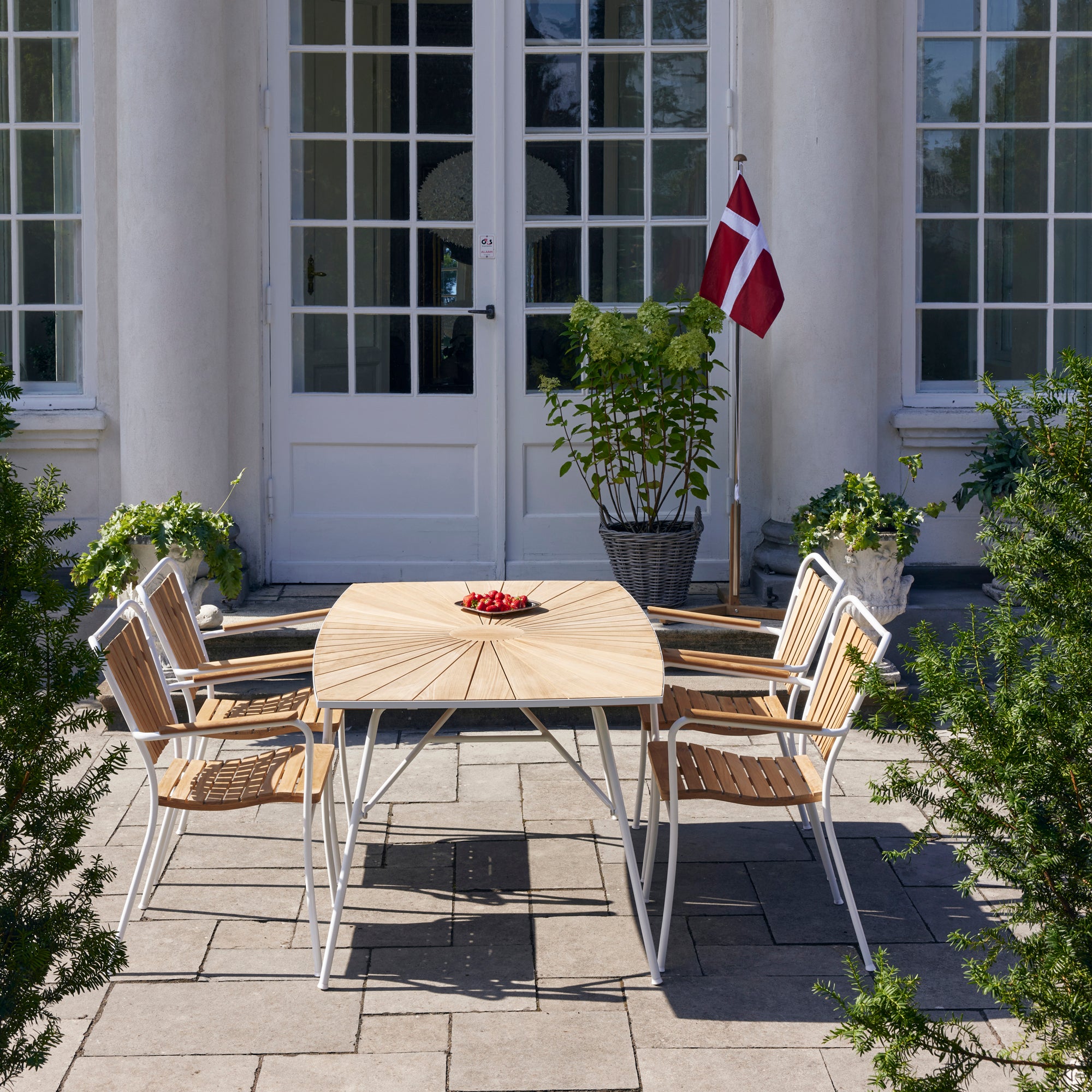 Marguerit Tisch L 144 & 4 Stühle