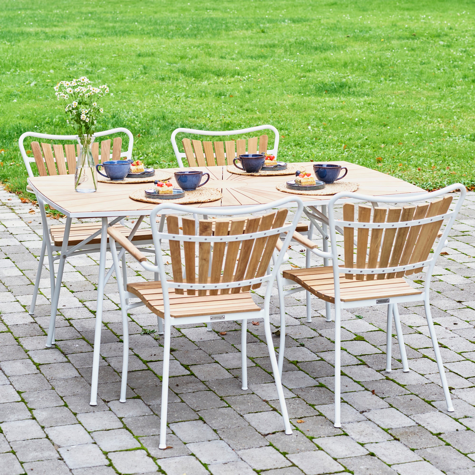 Marguerit Tisch L 144 & 4 Stühle