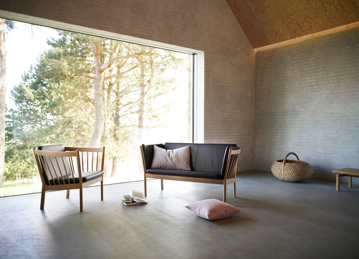 J148 - 2 pers. sofa - Eg - Sort læder - Lifestyle 1