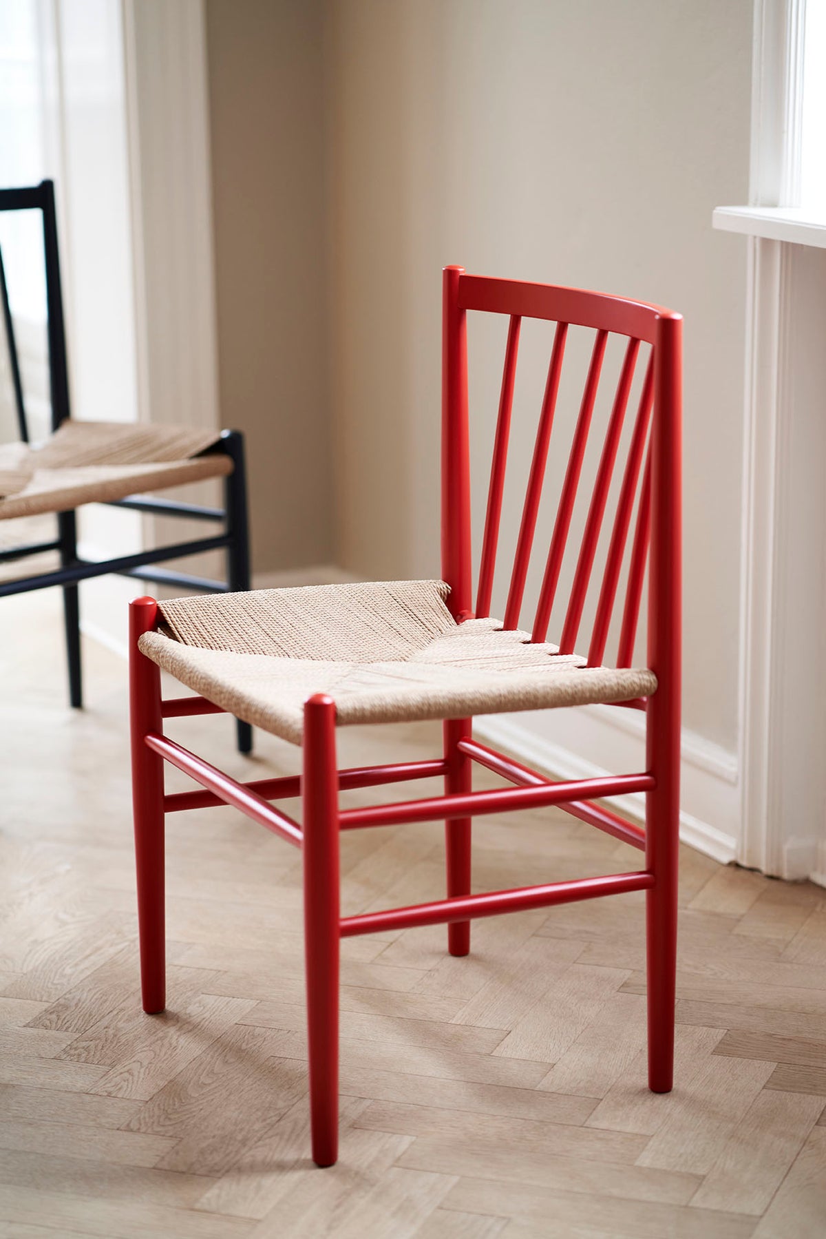 J80 - Stuhl - Buche - Ruby Red - Lifestyle 1