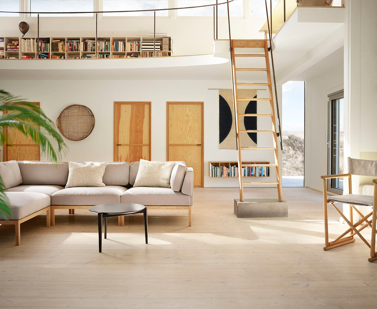 L37 7-9-13 modulsofa designet af Thomas Alken og D102 Søs sofabord designet af Stine Lundgaard Weigelt - Lifestyle 1