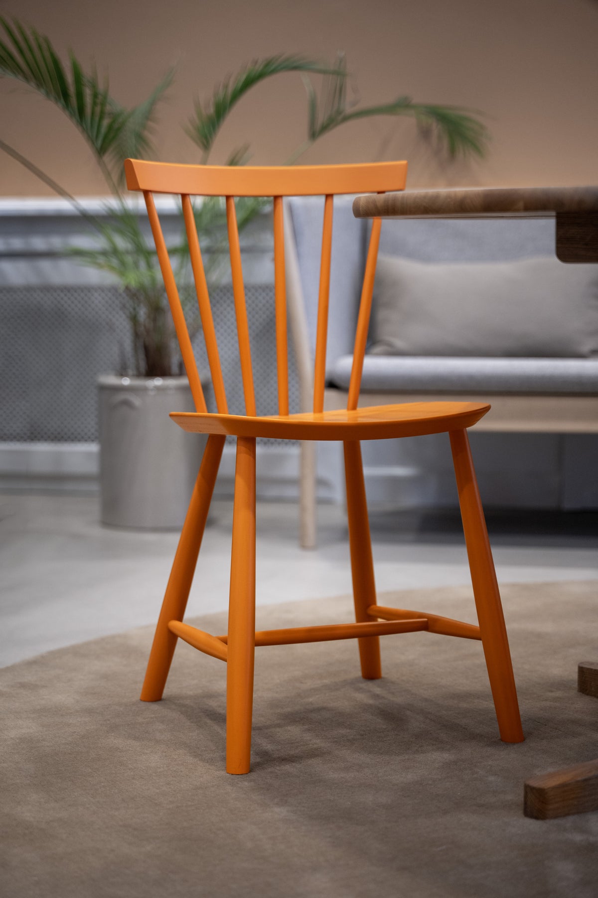 J46 - Stol - Bøg - Signal Orange - Lifestyle 1