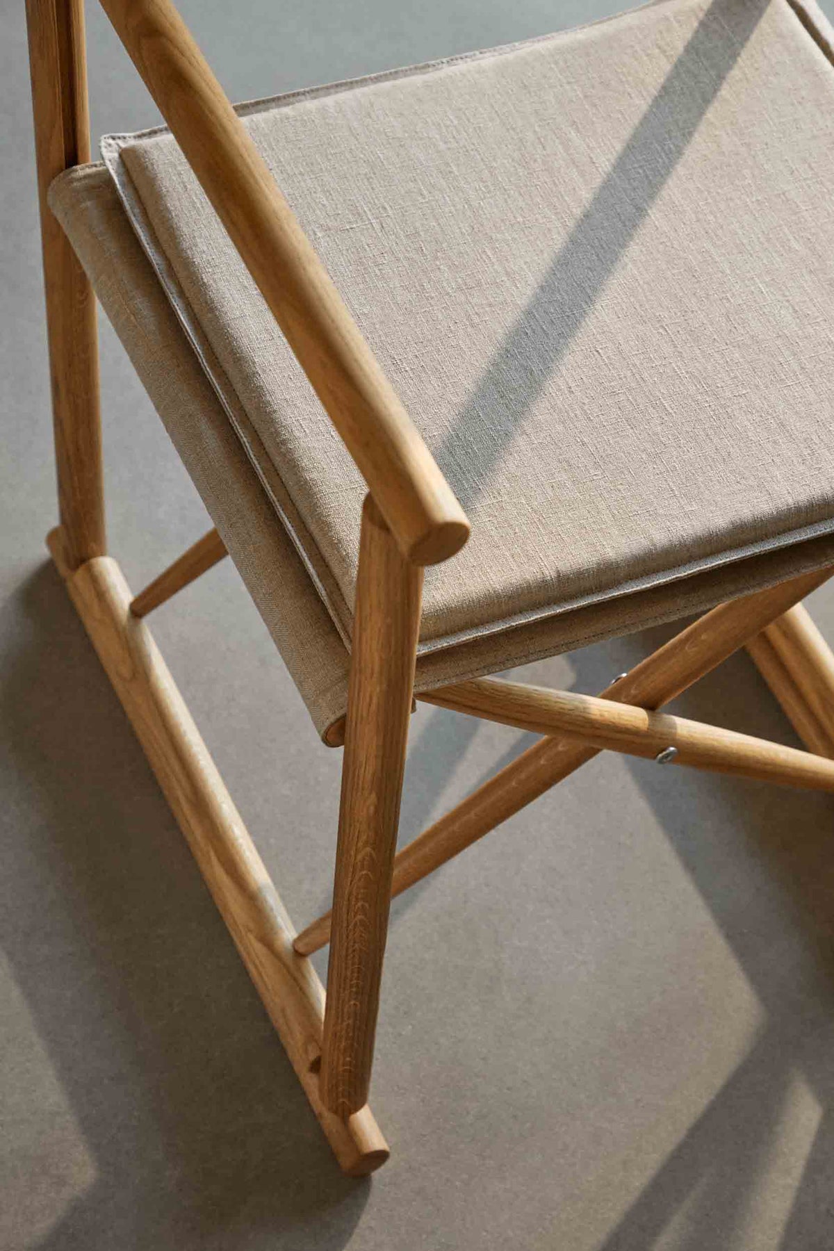 J138 - Klappstuhl - Eiche - Leinen - Beige - Lifestyle 2