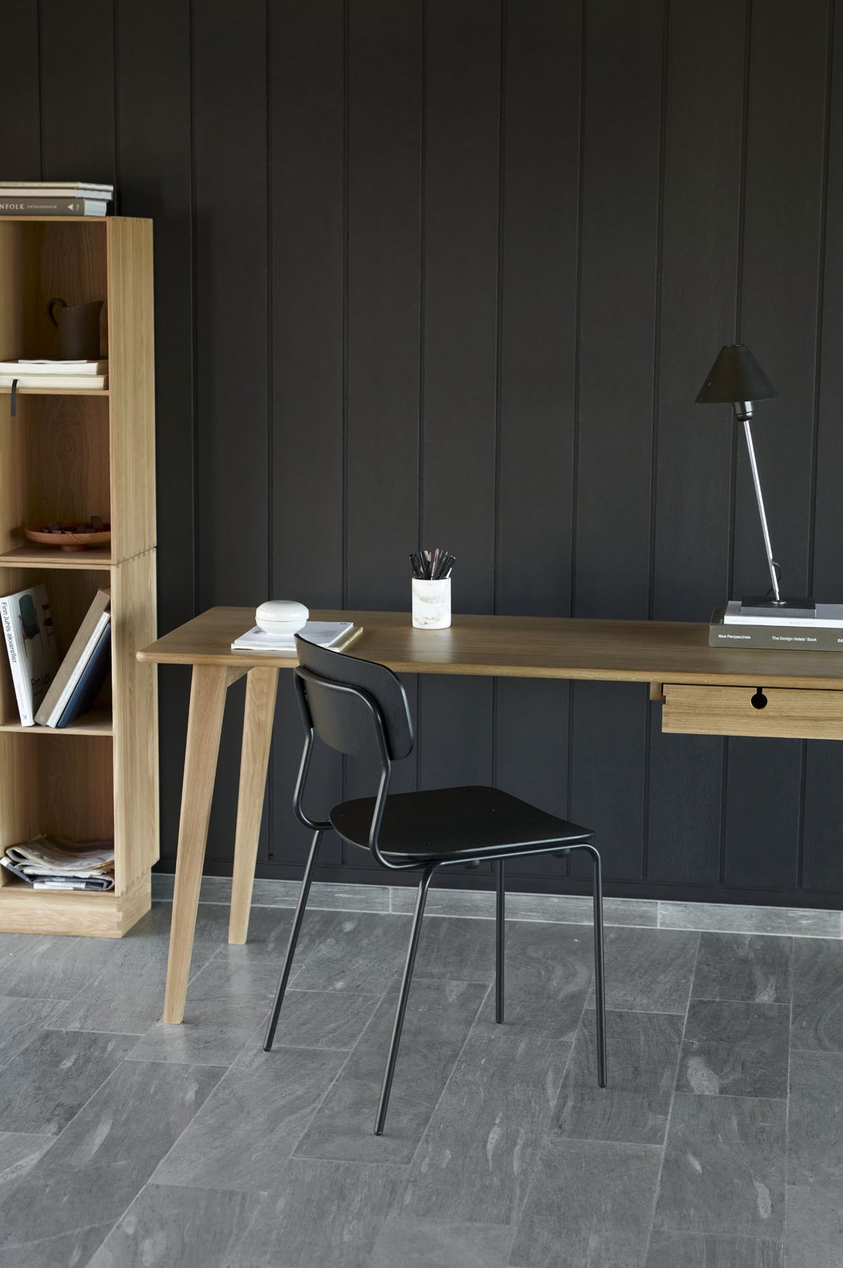 J182 Hlmen spisebordstol designet af Jakob Thau og C67 Butler skrivebord designet af Foersom & Hiort-Lorenzen - Lifestyle 2