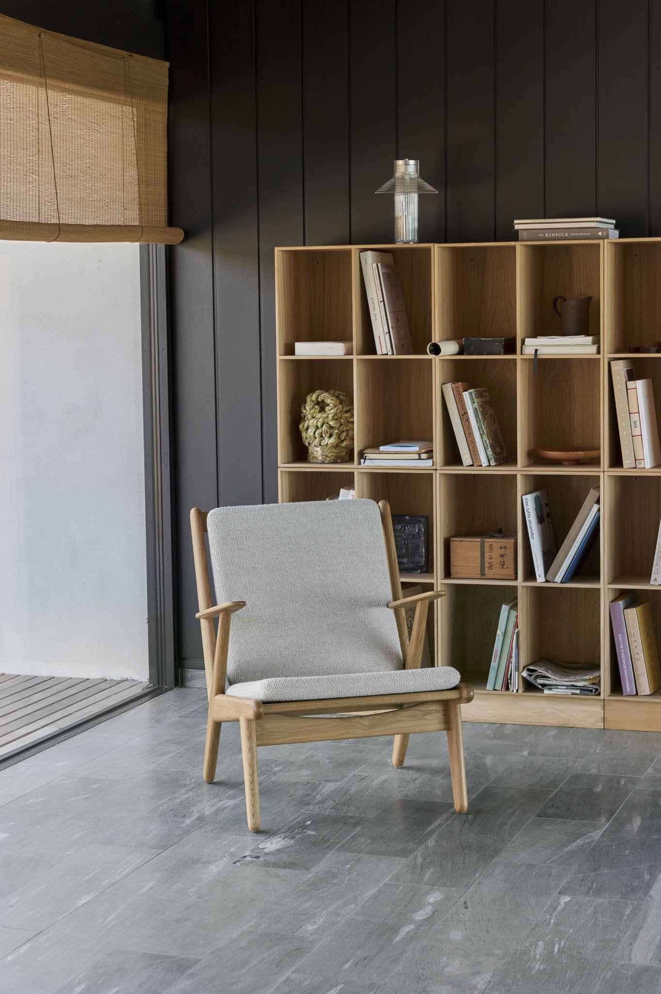 J53 lænestol designet af Poul Volther og B98 Bogkasser designet af Mogens Koch