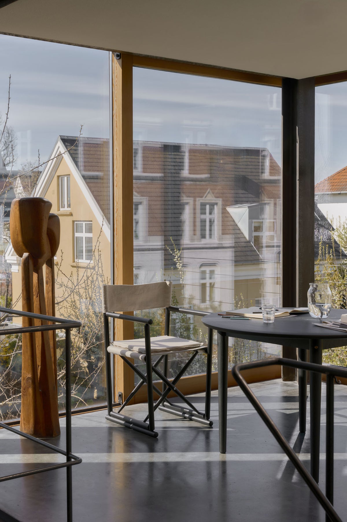 J138 Foldestol designet af Erik Ole Jørgensen sort - Lifestyle 3