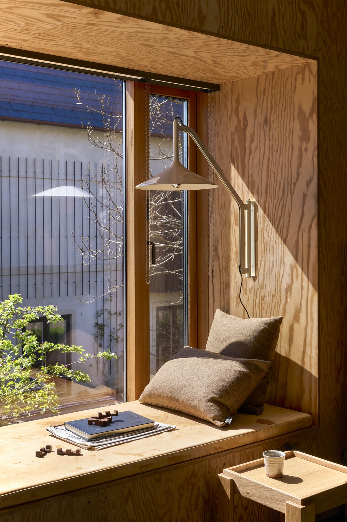 U18 Hasle lampe designet af Laura Lange, R40 Askø pude og Kalø skammel designet af Laura Bilde - Lifestyle 2