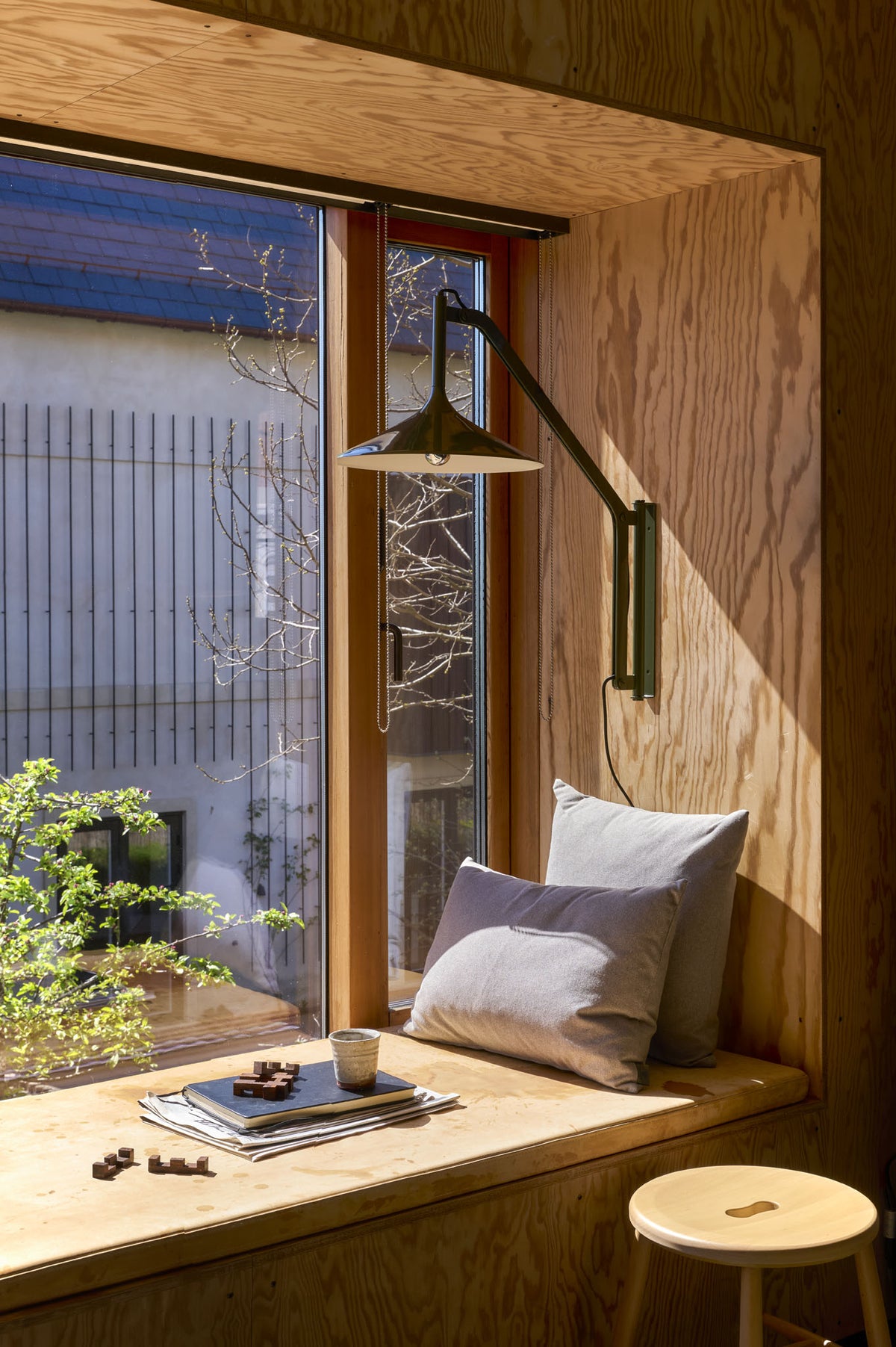 U18 Hasle lampe designet af Laura Lange, R40 Askø pude og J27 skammel designet af Børge Morgensen - Lifestyle 1