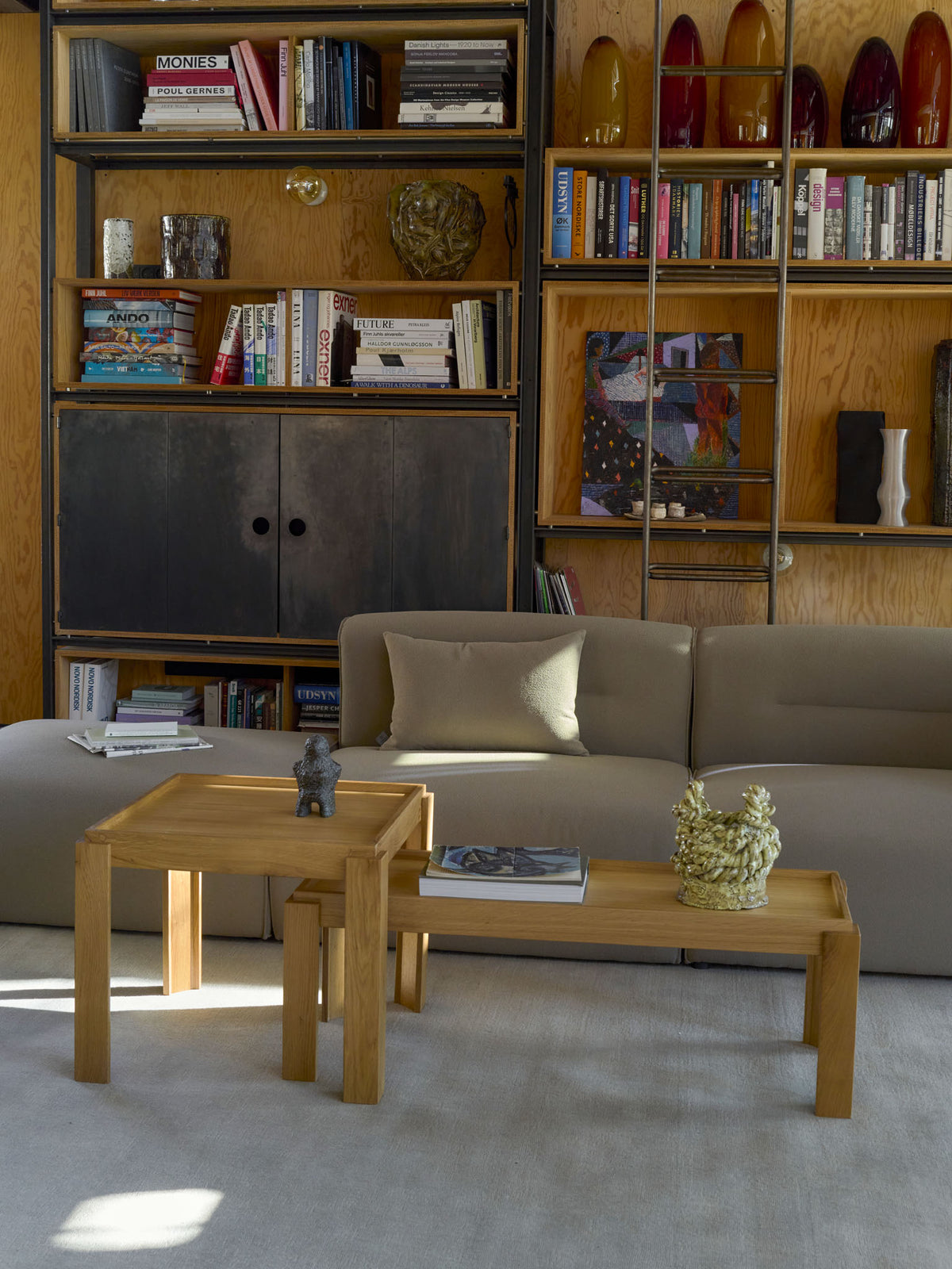 L44 Mols sofa designet af Laura Bilde og Kalø sofaborde designet af Laura Bilde - Lifestyle 2