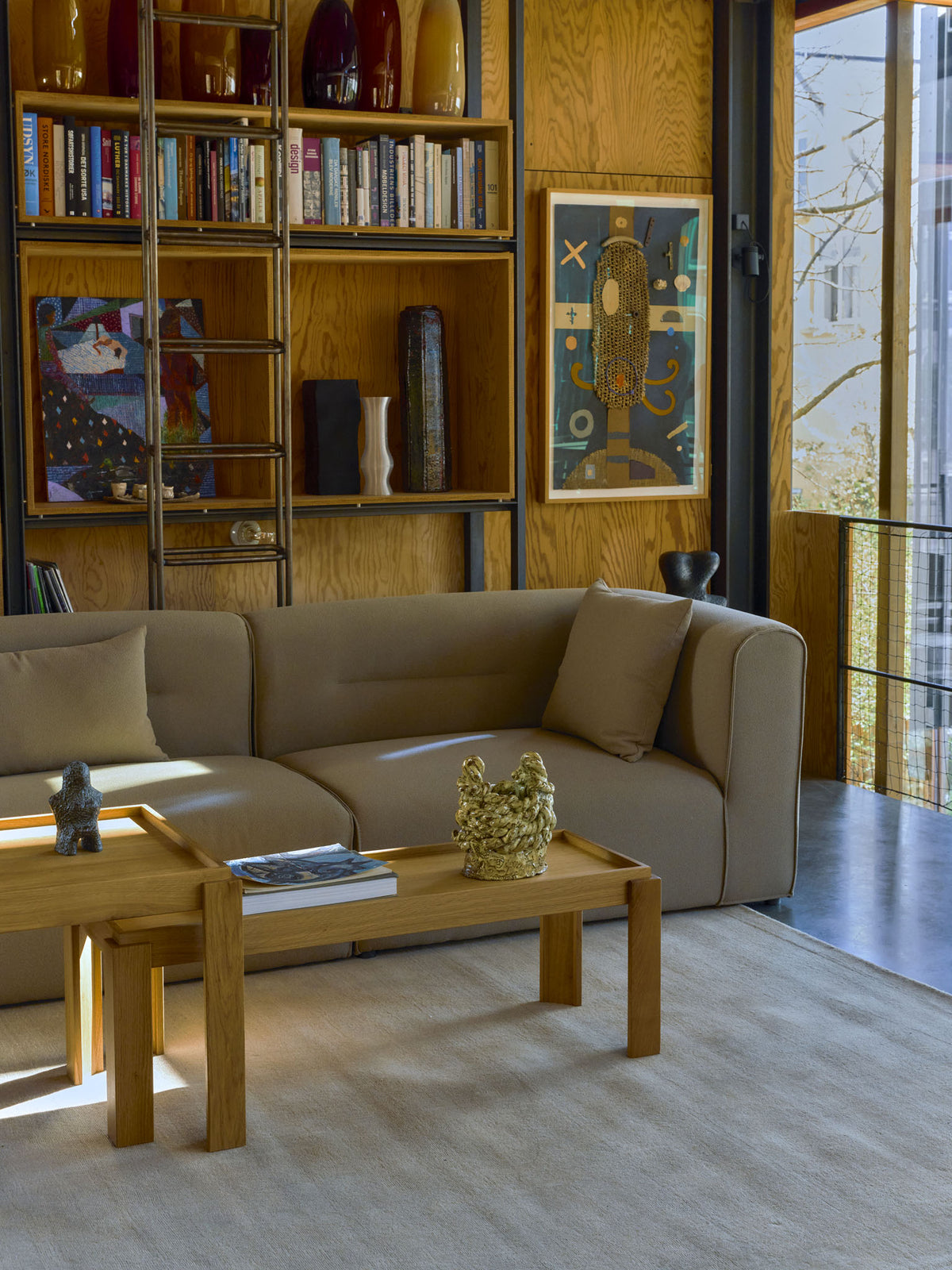 L44 Mols sofa designet af Laura Bilde og Kalø sofaborde designet af Laura Bilde - Lifestyle 2