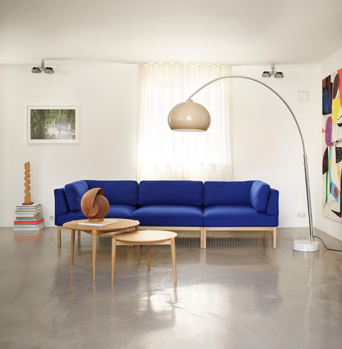 L37 7-9-13 modulsofa designet af Thomas Alken og D102 Søs sofabord designet af Stine Lundgaard Weigelt
