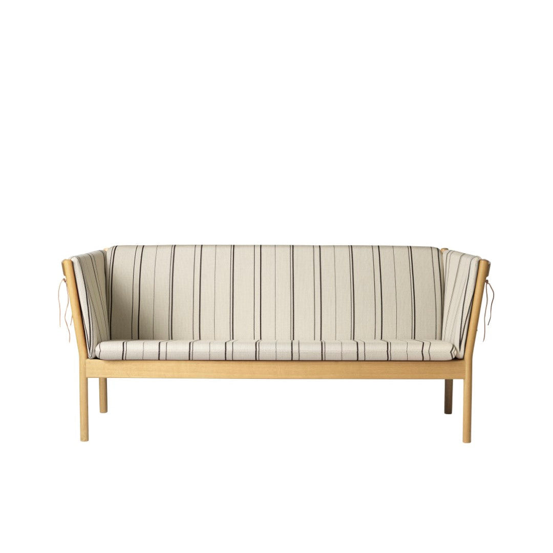 J149 3 personers sofa i Eg Black Stripe af Erik Ole Jørgensen