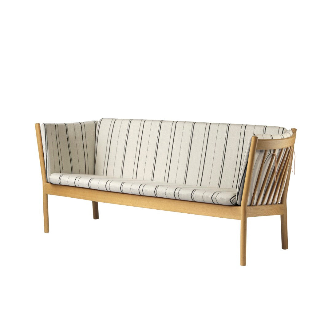 J149 3 personers sofa i Eg Black Stripe af Erik Ole Jørgensen