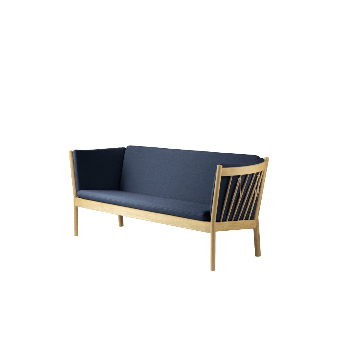 J149 3 personers sofa i Eg Dark Blue (4125) af Erik Ole Jørgensen